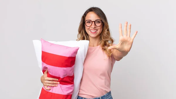 Mulher Muito Magra Sorrindo Olhando Amigável Mostrando Número Cinco Vestindo — Fotografia de Stock