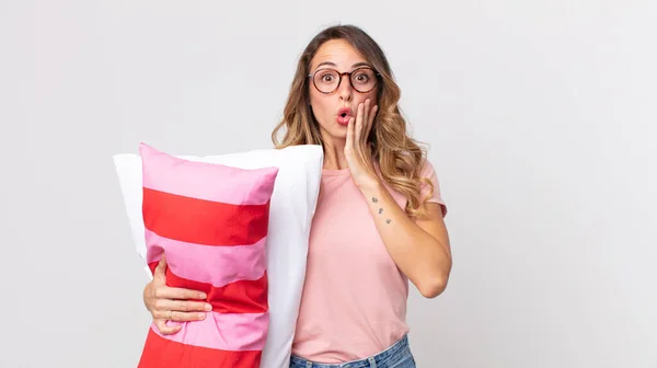Mulher Muito Magra Sentindo Chocado Assustado Usando Pijama Segurando Travesseiro — Fotografia de Stock