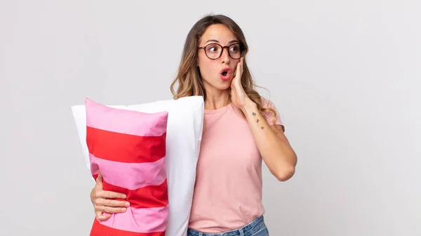 Mulher Muito Magra Sentindo Feliz Animado Surpreso Vestindo Pijama Segurando — Fotografia de Stock