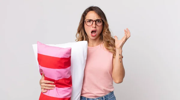 Mulher Muito Magra Gritando Com Mãos Vestindo Pijama Segurando Travesseiro — Fotografia de Stock