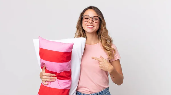 Mulher Muito Magra Sorrindo Alegremente Sentindo Feliz Apontando Para Lado — Fotografia de Stock