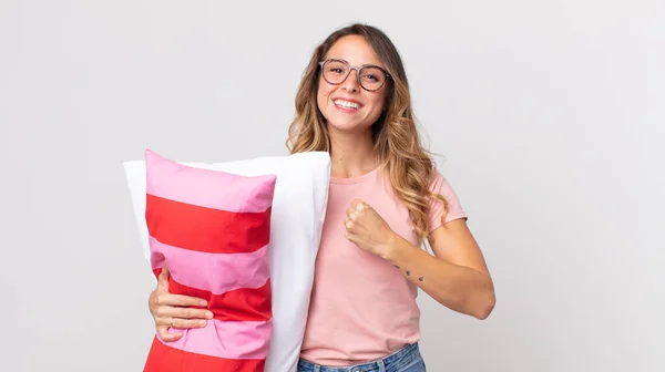 Mulher Muito Magra Sentindo Feliz Enfrentando Desafio Celebrando Uso Pijama — Fotografia de Stock