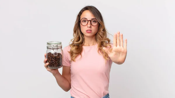 Ziemlich Dünne Frau Sieht Ernst Aus Zeigt Die Geöffnete Handfläche — Stockfoto