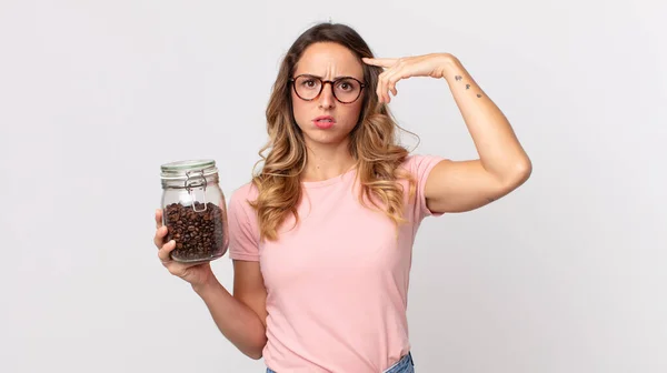 Ziemlich Dünne Frau Fühlt Sich Verwirrt Und Verwirrt Zeigt Dass — Stockfoto