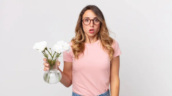 Jolie Femme Mince Regardant Très Choqué Surpris Tenant Des Fleurs — Photo