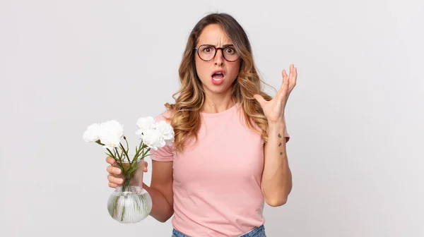 Mulher Muito Fina Gritando Com Mãos Segurando Flores Decorativas — Fotografia de Stock