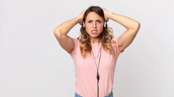 Jolie Femme Mince Sentant Stressée Anxieuse Effrayée Avec Les Mains — Photo