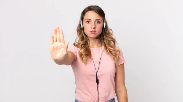 Dość Cienka Kobieta Wygląda Poważnie Pokazując Otwartą Dłoń Stop Gesture — Zdjęcie stockowe