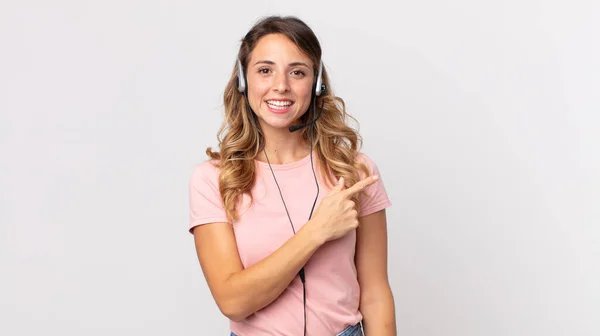 Mujer Bastante Delgada Mirando Emocionada Sorprendida Señalando Asistente Lateral Operator — Foto de Stock