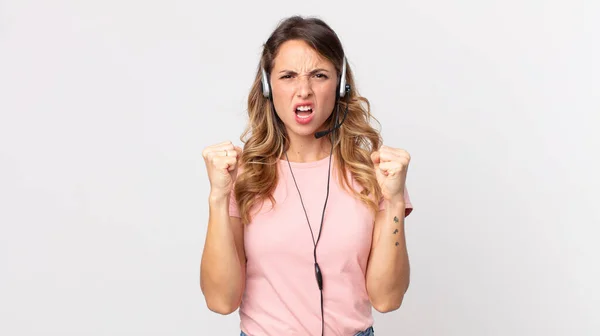Bella Donna Magra Gridando Aggressivamente Con Espressione Arrabbiata Operatore Assistente — Foto Stock