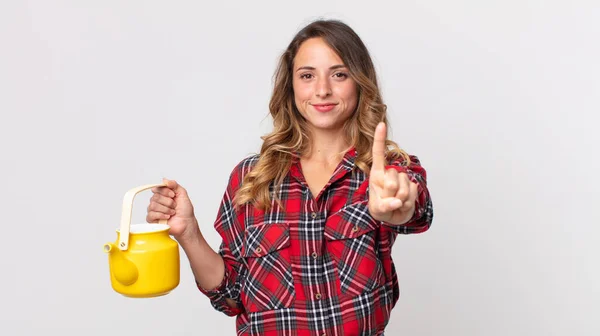 Vrij Dunne Vrouw Die Trots Vol Vertrouwen Nummer Een Maakt — Stockfoto