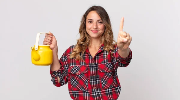 Ganske Tynn Kvinne Smiler Ser Vennlig Viser Nummer Holder Tekanne – stockfoto