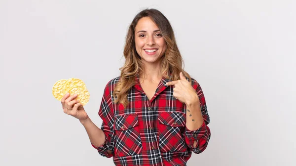 Mujer Muy Delgada Sintiéndose Feliz Apuntando Uno Mismo Con Una —  Fotos de Stock