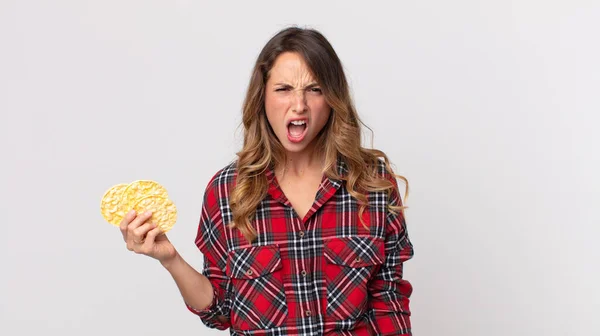 Mujer Muy Delgada Gritando Agresivamente Mirando Muy Enojado Sosteniendo Una — Foto de Stock