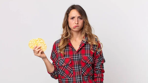 Mujer Bastante Delgada Buscando Desconcertado Confundido Sosteniendo Una Dieta Pasteles —  Fotos de Stock