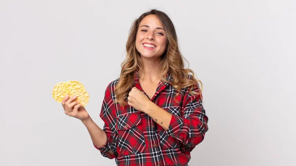 Mujer Muy Delgada Sintiéndose Feliz Enfrentándose Desafío Celebrando Sosteniendo Una —  Fotos de Stock