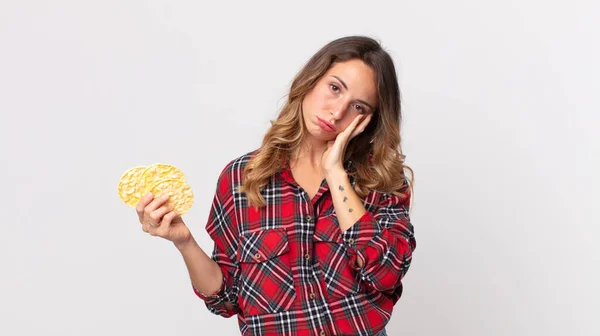 Mujer Bastante Delgada Sintiéndose Aburrida Frustrada Somnolienta Después Cansancio Sosteniendo — Foto de Stock