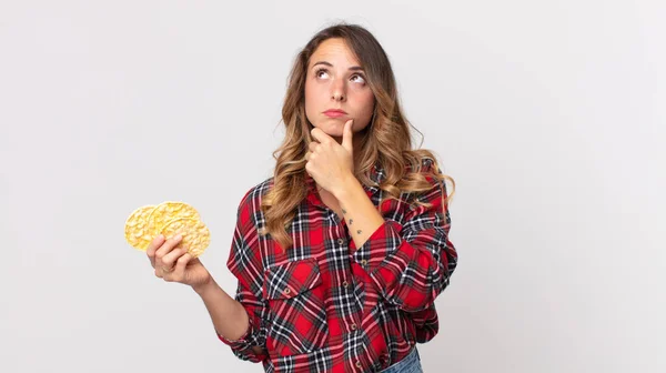 Mujer Muy Delgada Pensando Sintiéndose Dudosa Confundida Sosteniendo Una Dieta — Foto de Stock