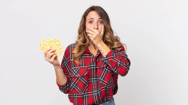 Vrij Dun Vrouw Bedekken Mond Met Handen Met Een Geschokt — Stockfoto