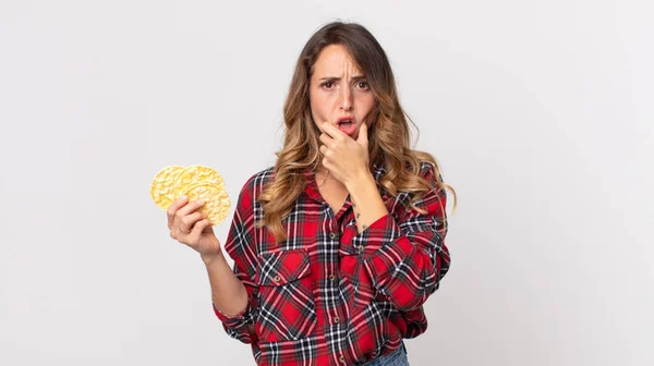 Mujer Bastante Delgada Con Boca Los Ojos Bien Abiertos Mano — Foto de Stock