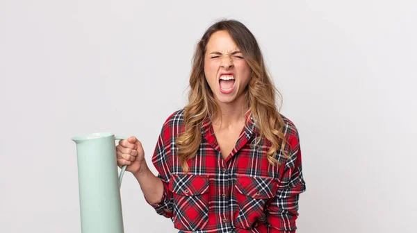 Mulher Muito Magra Gritando Agressivamente Olhando Muito Irritado Segurando Uma — Fotografia de Stock