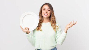 Oldukça zayıf bir kadın kendini mutlu hissediyordu. Bir çözüm ya da fikir bulduğuna şaşırmıştı. Elinde boş bir tabakla boş bir tabak tutuyordu.