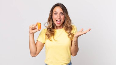 Oldukça zayıf bir kadın kendini mutlu ve şaşkın hissediyor. İnanılmaz bir şey ve elinde piller var.