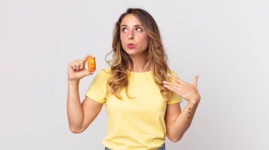 Oldukça zayıf bir kadın stresli, endişeli, yorgun ve hayal kırıklığına uğramış ve elinde pil tutuyor.