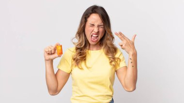 Oldukça zayıf bir kadın mutsuz ve stresli görünüyor, intihar jesti silah işareti yapıyor ve elinde pil tutuyor.