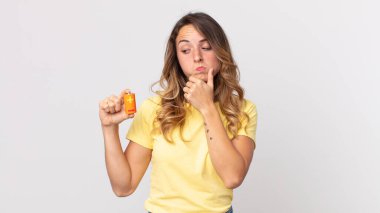 Oldukça ince düşünen, kuşkulu hisseden, kafası karışık ve elinde pil tutan bir kadın.