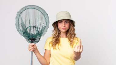 Oldukça zayıf bir kadın kızgın, sinirli, asi ve agresif şapka takıyor ve elinde balık ağı tutuyor.