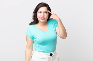 Güzel bir kadın kafası karışık ve şaşkın hissediyor. Deli, deli ya da aklını kaçırmış olduğunu gösteriyor.