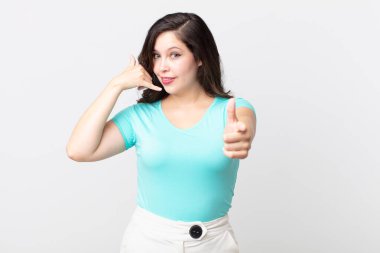 Güzel bir kadın neşeyle gülümsüyor ve kamerayı işaret ediyor. Sonra seni arıyor, telefonla konuşuyor.