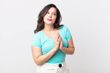 Güzel bir kadın kötü bir plan yaparken ya da bir numara düşünürken gururlu, yaramaz ve kibirli hisseder.