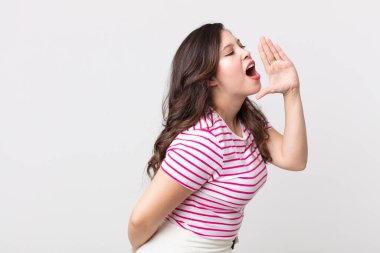 Güzel bir kadın öfkeyle ve yüksek sesle bağırarak kenardaki boşluğu kopyalamasını söylüyor.