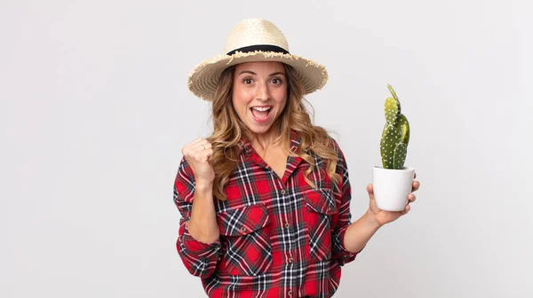 Mujer Bastante Delgada Sintiéndose Conmocionada Riendo Celebrando Éxito Sosteniendo Cactus — Foto de Stock