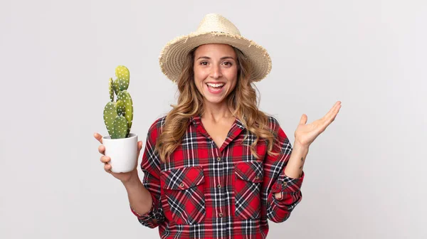 Mujer Bastante Delgada Sentirse Feliz Sorprendido Darse Cuenta Una Solución — Foto de Stock