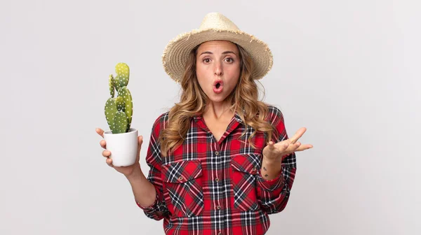 Mujer Bastante Delgada Sintiéndose Extremadamente Conmocionada Sorprendida Sosteniendo Cactus Concepto — Foto de Stock