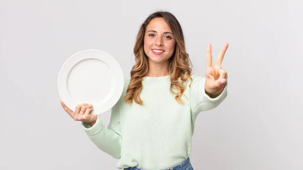 Mulher Muito Fina Sorrindo Olhando Amigável Mostrando Número Dois Segurando — Fotografia de Stock