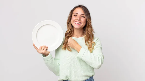 Mulher Muito Magra Sentindo Feliz Enfrentando Desafio Celebrando Segurando Prato — Fotografia de Stock