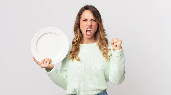 Vrij Dun Vrouw Schreeuwen Agressief Met Een Boze Uitdrukking Het — Stockfoto