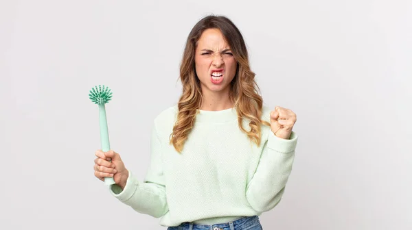 Ziemlich Dünne Frau Schreit Aggressiv Mit Wütendem Gesichtsausdruck Und Hält — Stockfoto