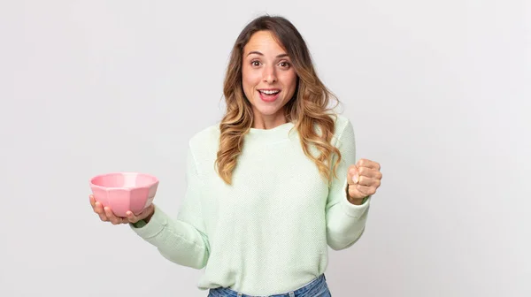 Vrij Dunne Vrouw Voelt Zich Geschokt Lachen Vieren Succes Het — Stockfoto