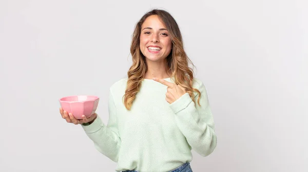 Mujer Bastante Delgada Mirando Emocionada Sorprendida Señalando Hacia Lado Sosteniendo — Foto de Stock