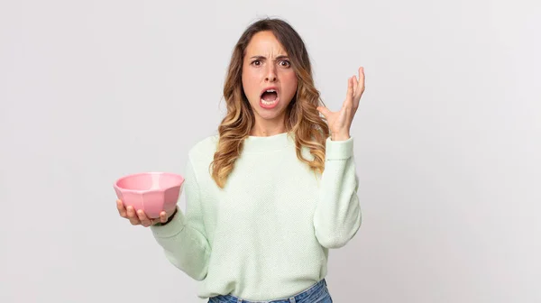 一个很瘦的女人高高地大叫着 手里拿着一只空的碗 — 图库照片
