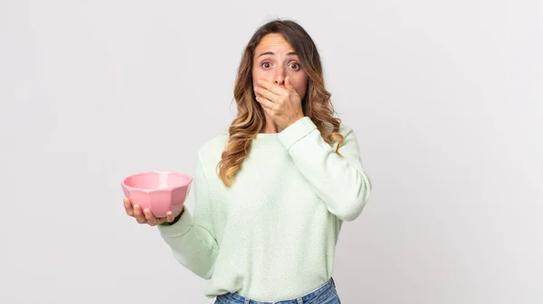 Mulher Muito Fina Cobrindo Boca Com Mãos Com Chocado Segurando — Fotografia de Stock