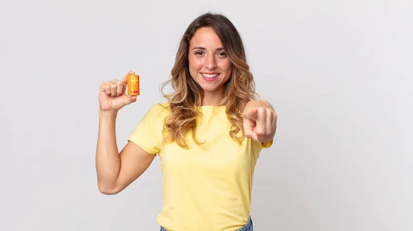 Vrij Dun Vrouw Wijzend Naar Camera Kiezen Met Batterijen — Stockfoto