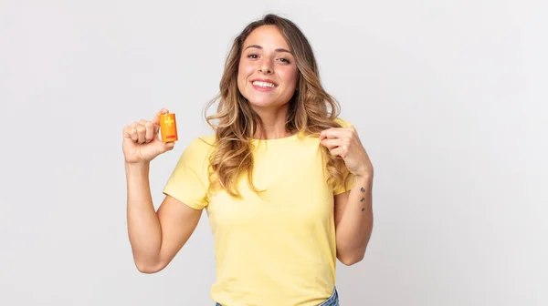 Mulher Muito Magra Olhando Arrogante Bem Sucedido Positivo Orgulhoso Segurando — Fotografia de Stock