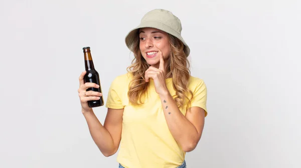 Jolie Femme Mince Souriant Joyeusement Rêvant Doutant Tenant Une Bière — Photo