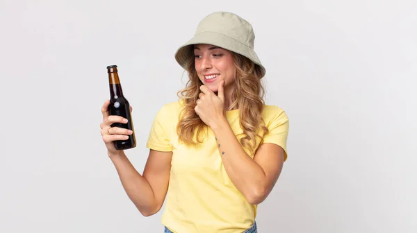 Vrij Dunne Vrouw Glimlachend Met Een Gelukkige Zelfverzekerde Uitdrukking Met — Stockfoto